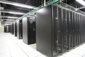 托管服务器的成本影响：位置、带宽和存储的比较 (托管服务器的优缺点)