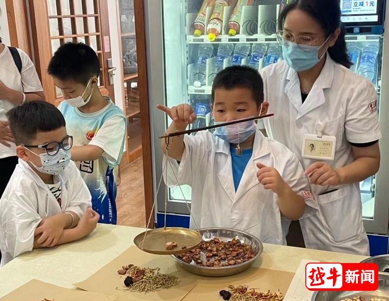 小哥了解中医药在当代社会的实践与未来发展趋势