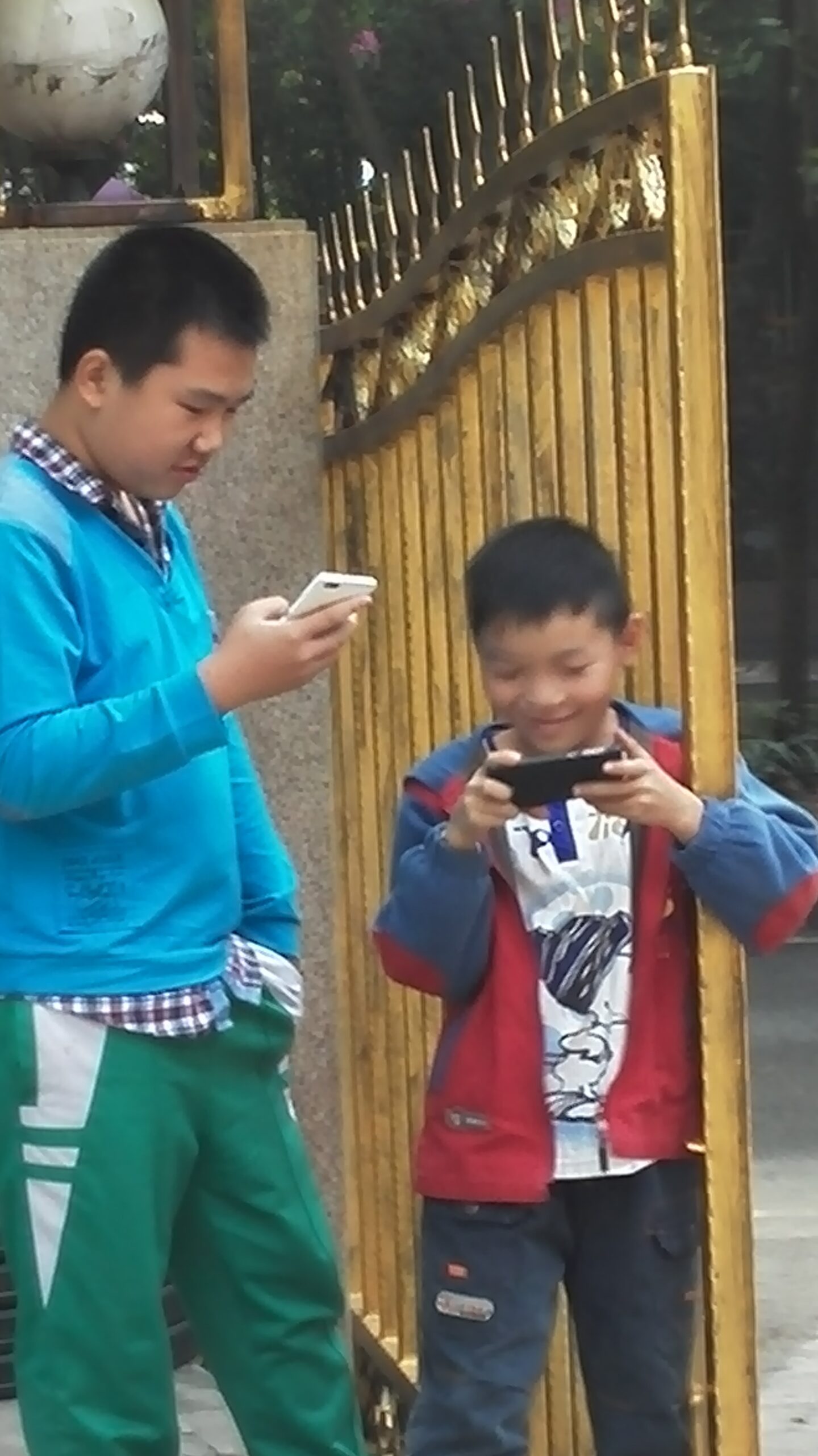 小哥探讨手游服务器性能与游戏体验之间的关系
