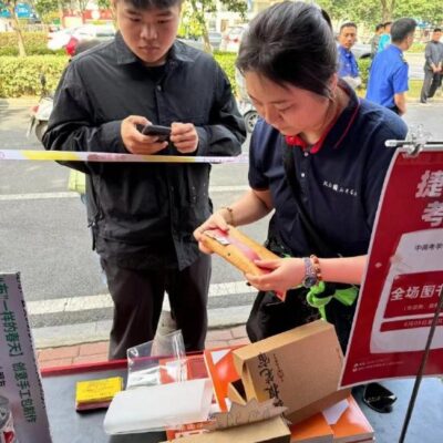 购买时还需考虑其他费用，如域名注册费、维护费等。