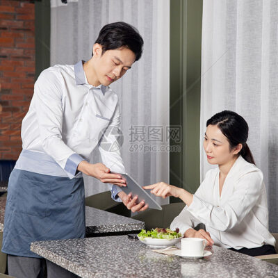 服务器品牌和供应商影响价格。