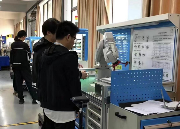 技术人员的专业水平和经验也会对修复时间产生影响